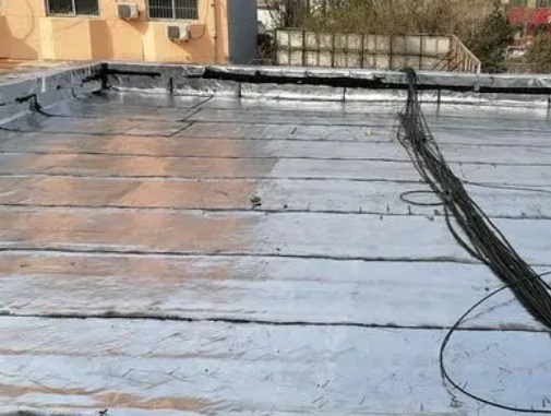 鄂托克旗卫生间漏水维修公司分享下鄂托克旗屋面楼顶防水刚性防水层施工要点。